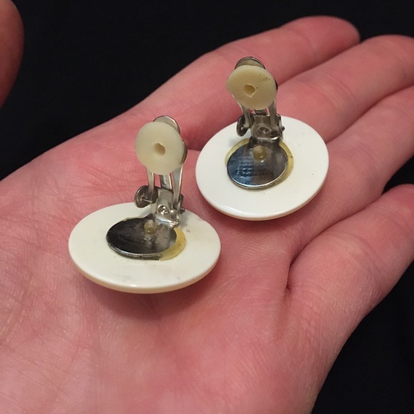 Vintage Round Cream White Pearlescent Clip On Earrings - Picture 3 of 6